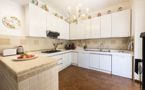 Villa Monteresi: Cabinetry, Countertop, Eigendom, Wastafel, Keuken, Hout, Fornuis, Verlichting, Interieur Ontwerp, Flooring