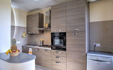 Villa Montone: Cabinetry, Countertop, Gebouw, Meubilair, Eigendom, Fornuis, Keuken, Toestel Van De Keuken, Lade, Interieur Ontwerp