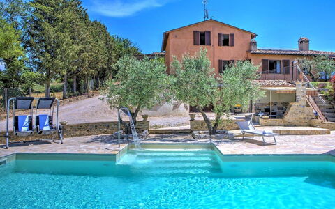 Villa Montone: Water, Fabriek, Lucht, Eigendom, Dag, Gebouw, Blauw, Azure, Natuur, Groen