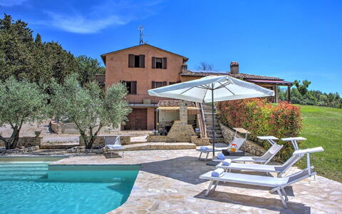 Villa Montone: Fabriek, Water, Lucht, Gebouw, Eigendom, Azure, Zwembad, Buitenmeubels, Boom, Wolk