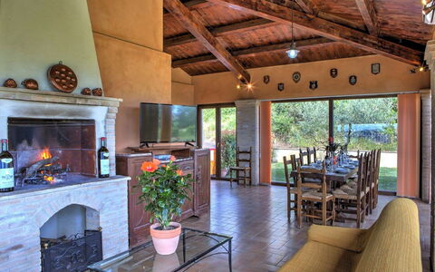 Villa Montone: Eigendom, Tafel, Fabriek, Hout, Interieur Ontwerp, Architectuur, Woonkamer, Kamerplant, Verdieping, Stoel