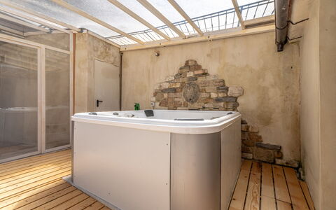 Villa Montone: Bad, Flooring, Loodgieterswerkinrichting, Verdieping, Badkamer, Jacuzzi, Loodgieter, Tegel, Hotel