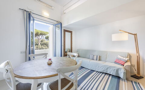 Residenza Morin: Meubilair, Tafel, Eigendom, Azure, Gebouw, Venster, Hout, Textiel, Stoel