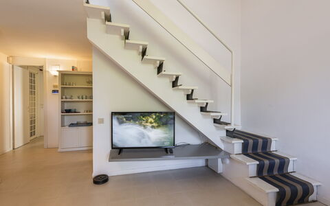 Residenza Morin: Meubilair, Hout, Gebouw, Stellingen, Plank, Woonkamer, Flooring, Verdieping, Hardwood, Huis