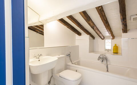 Residenza Morin: Kraan, Eigendom, Loodgieterswerkinrichting, Wastafel, Wit, Wastafel In De Badkamer, Spiegel, Bad, Badkamer, Gebouw