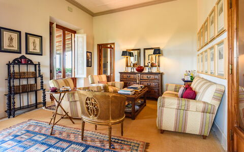 Villa Agnola: Fotolijst, Eigendom, Hout, Interieur Ontwerp, Verdieping, Flooring, Hardwood, Woonkamer, Onroerend Goed, Lade