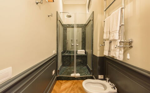 Villa Agnola: Spiegel, Loodgieterswerkinrichting, Eigendom, Kraan, Wastafel, Badkamer, Gebouw, Interieur Ontwerp, Wastafel In De Badkamer