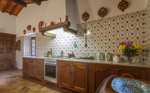 Villa Di Gaiole: Cabinetry, Countertop, Eigendom, Meubilair, Wastafel, Kraan, Gebouw, Badkamerkast, Keuken, Hout