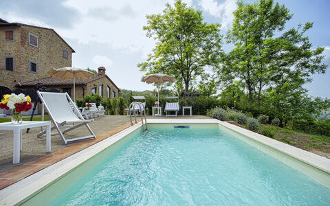 Villa Pianora: Water, Fabriek, Wolk, Lucht, Eigendom, Zwembad, Gebouw, Stoel, Azure, Boom