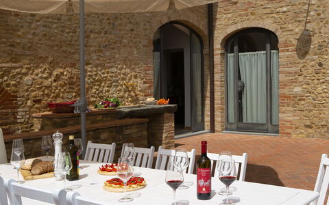 Villa Pianora: Tafel, Voedsel, Tableware, Fles, Meubilair, Venster, Interieur Ontwerp, Bord, Tafelkleed, Drinkware