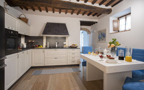 Villa Pianora: Cabinetry, Countertop, Meubilair, Eigendom, Keuken, Hout, Fornuis, Interieur Ontwerp, Architectuur, Gebouw