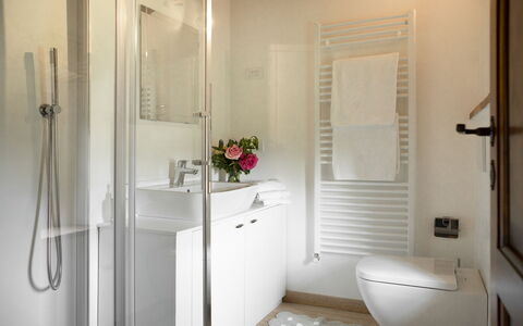 Villa Pianora: Spiegel, Eigendom, Loodgieterswerkinrichting, Badkamer, Wastafel, Kraan, Interieur Ontwerp, Gebouw, Purper