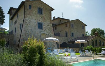 Villa Pianora: Fabriek, Lucht, Water, Gebouw, Zwembad, Wolk, Venster, Boom, Paraplu, Huis