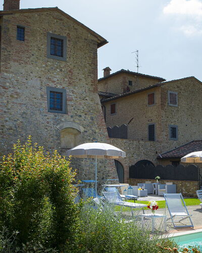 Villa Pianora: Fabriek, Lucht, Water, Gebouw, Zwembad, Wolk, Venster, Boom, Paraplu, Huis