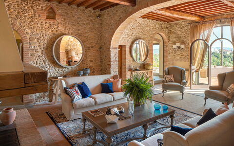 Sole Del Chianti: Tafel, Meubilair, Fabriek, Eigendom, Bankstel, Woonkamer, Interieur Ontwerp, Verlichting, Kamerplant, Stoel