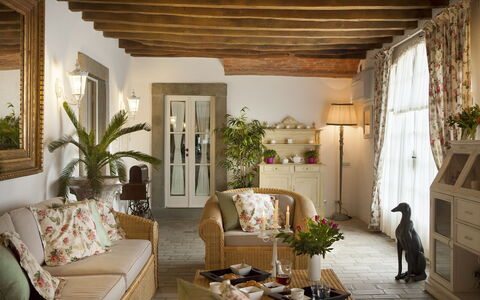 Chianti Fornace 1: Fabriek, Eigendom, Kamerplant, Bankstel, Interieur Ontwerp, Verdieping, Woonkamer, Onroerend Goed, Hout, Schaduw