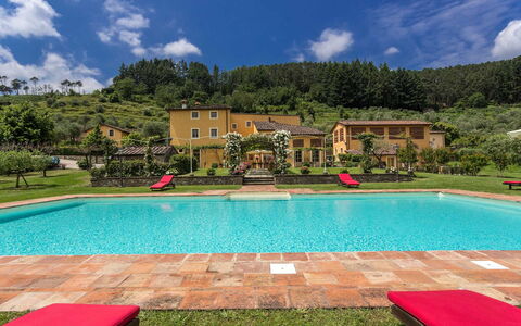 Villa Castellaccio: Water, Wolk, Lucht, Fabriek, Zwembad, Gebouw, Azure, Boom, Rechthoek, Stoel