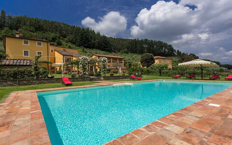 Villa Castellaccio: Water, Wolk, Lucht, Fabriek, Gebouw, Zwembad, Natuur, Rechthoek, Azure, Huis