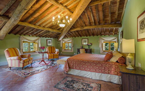 Villa Castellaccio: Meubilair, Eigendom, Venster, Hout, Comfort, Interieur Ontwerp, Verdieping, Flooring, Gebouw, Woonkamer