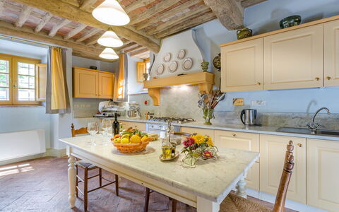 Villa Castellaccio: Cabinetry, Meubilair, Venster, Countertop, Keuken, Verlichting, Hout, Interieur Ontwerp, Tafel, Toestel Van De Keuken