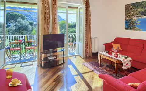 Apartment Fernanda - Levanto: Eigendom, Meubilair, Tafel, Bankstel, Hout, Comfort, Interieur Ontwerp, Woonkamer, Flooring, Architectuur