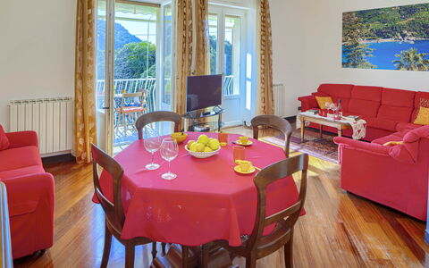 Apartment Fernanda - Levanto: Meubilair, Tafel, Eigendom, Decoratie, Stoel, Venster, Textiel, Hout, Interieur Ontwerp, Flooring