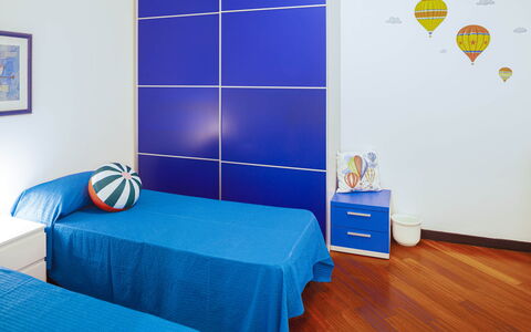 Apartment Fernanda - Levanto: Meubilair, Blauw, Azure, Comfort, Gebouw, Textiel, Fotolijst, Hout, Verdieping, Flooring
