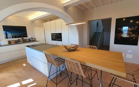 Casa Insieme: Tafel, Eigendom, Meubilair, Gebouw, Hout, Huis, Interieur Ontwerp, Hal, Cabinetry, Verdieping