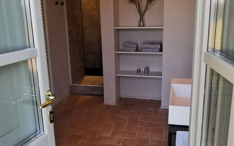 Casa Insieme: Cabinetry, Eigendom, Hout, Deur, Huis, Flooring, Verdieping, Interieur Ontwerp, Beits, Keuken