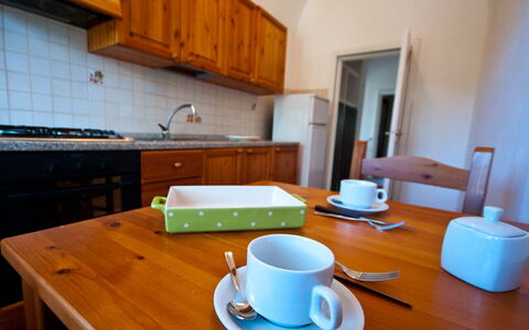 Holiday Home Giannella: Tafel, Tableware, Eigendom, Cabinetry, Meubilair, Drinkware, Dishware, Koffiekop, Kop, Hout