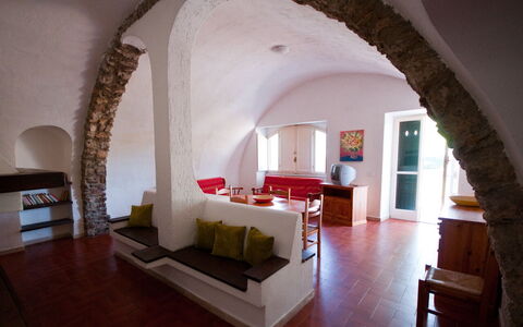 Holiday Home Giannella: Meubilair, Gebouw, Venster, Bankstel, Hout, Interieur Ontwerp, Huis, Comfort, Kamerplant, Hal