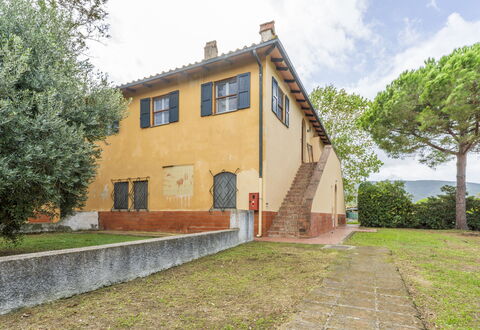 Holiday Home Giannella: Fabriek, Gebouw, Eigendom, Lucht, Venster, Boom, Wolk, Land Lot, Gras, Verblijf