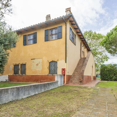 Holiday Home Giannella: Fabriek, Gebouw, Eigendom, Lucht, Venster, Boom, Wolk, Land Lot, Gras, Verblijf