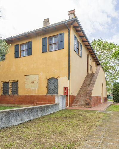 Holiday Home Giannella: Fabriek, Gebouw, Eigendom, Lucht, Venster, Boom, Wolk, Land Lot, Gras, Verblijf