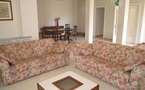 Casa Argentario: Bruin, Bankstel, Meubilair, Eigendom, Fotolijst, Comfort, Hout, Interieur Ontwerp, Verlichting, Slaapbank