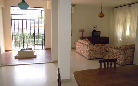 Casa Argentario: Tafel, Meubilair, Eigendom, Gebouw, Bankstel, Venster, Hout, Schaduw, Interieur Ontwerp, Architectuur