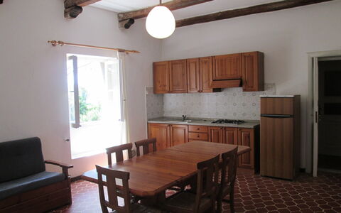 Giannella Holiday Apartment: Meubilair, Tafel, Cabinetry, Bankstel, Venster, Hout, Stoel, Gebouw, Interieur Ontwerp, Keuken En Eettafel