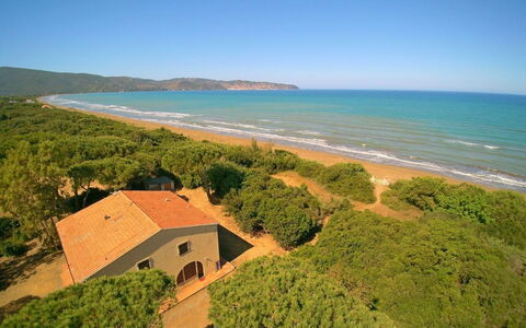 Giannella Holiday Apartment: Lucht, Water, Plantengemeenschap, Gebouw, Ecoregio, Wolk, Natuurlijk Landschap, Fabriek, Azure, Strand