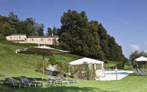Chianti Resort: Lucht, Fabriek, Paraplu, Boom, Schaduw, Land Lot, Tent, Buitenmeubels, Wolk, Huis