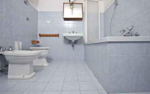 Chianti Resort: Spiegel, Kraan, Loodgieterswerkinrichting, Wastafel, Wastafel In De Badkamer, Eigendom, Gebouw, Badkamer, Purper, Fabriek