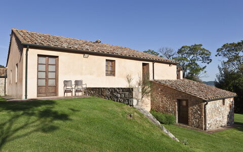 Chianti Resort: Lucht, Gebouw, Eigendom, Fabriek, Venster, Boom, Huis, Land Lot, Gras, Woongebied
