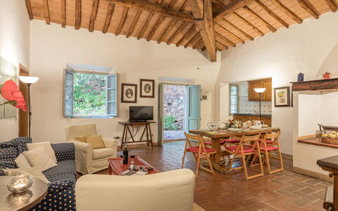 Chianti Resort: Meubilair, Fotolijst, Tafel, Hout, Interieur Ontwerp, Verdieping, Bankstel, Huis, Flooring, Woonkamer