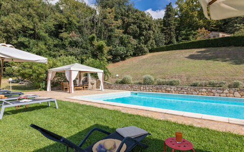 Chianti Resort: Water, Fabriek, Eigendom, Wolk, Lucht, Zwembad, Azure, Schaduw, Gras, Buitenmeubels