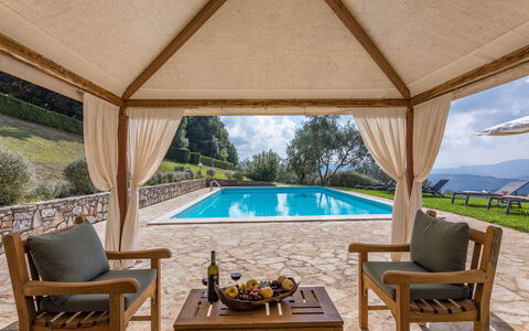 Chianti Resort: Fabriek, Meubilair, Eigendom, Water, Zwembad, Azure, Stoel, Schaduw, Gebouw, Interieur Ontwerp