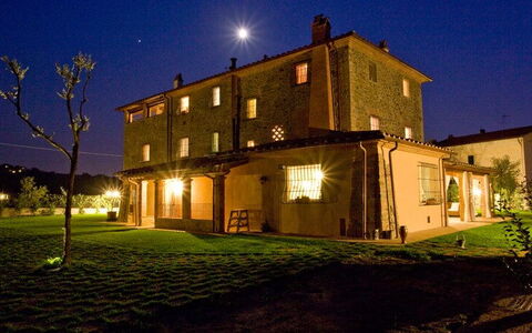 Il Fienile Holiday Home: Lucht, Fabriek, Gebouw, Venster, Eigendom, Licht, Boom, Huis, Deur