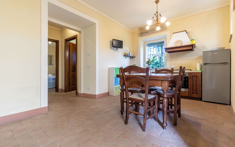 Il Fienile Holiday Home: Tafel, Meubilair, Kamerplant, Hout, Verlichting, Interieur Ontwerp, Gebouw, Stoel, Hal, Verdieping