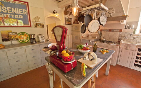 Villa Badia: Tafel, Meubilair, Cabinetry, Tableware, Voedsel, Verlichting, Stoel, Interieur Ontwerp, Hout, Lade