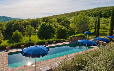 Villa Badia: Water, Lucht, Wolk, Fabriek, Zwembad, Paraplu, Azure, Boom, Buitenmeubels, Gebouw