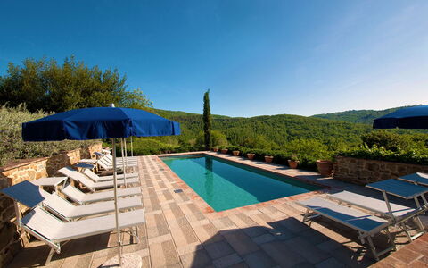 Villa Badia: Lucht, Water, Eigendom, Zwembad, Paraplu, Azure, Fabriek, Buitenmeubels, Schaduw, Boom