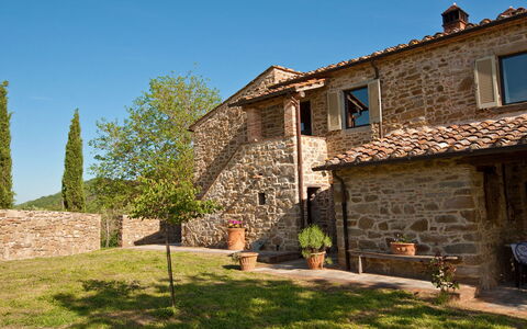 Villa Badia: Lucht, Fabriek, Gebouw, Venster, Eigendom, Boom, Land Lot, Huis, Bloempot, Gras